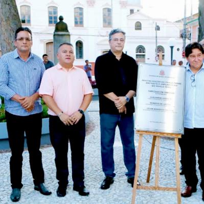 Autoridades presentes à solenidade de inaguração do Marco Zero