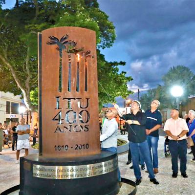 A pira foi acesa em alusão ao Aniversário de 413 anos de Itu